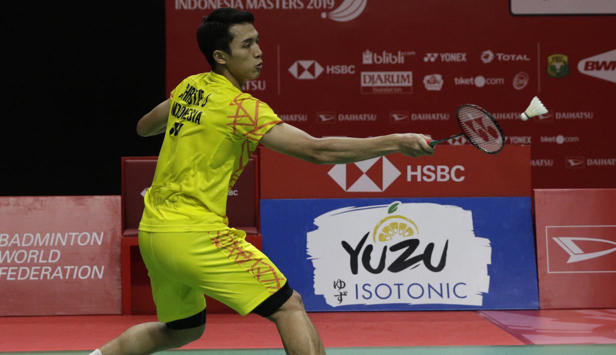 Tunggal putra Indonesia, Jonatan Christie, berusaha memukul kok saat melawan tunggal Denmark pada Indonesia Masters 2019 di Istora Senayan, Jakarta, Sabtu (26/1). Jonatan gagal ke final. (Bola.com/Yoppy Renato)
