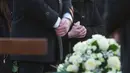 Kesedihan keluarga dan kerabat saat mengiringi pemakaman wartawan investigasi Jan Kuciak di Stiavnik, Slovakia (3/3). Laporan Kuciak menggambarkan dugaan hubungan antara seorang tersangka anggota Ndrangheta, keluarga mafia Italia. (AP Photo/Bundas Engler)