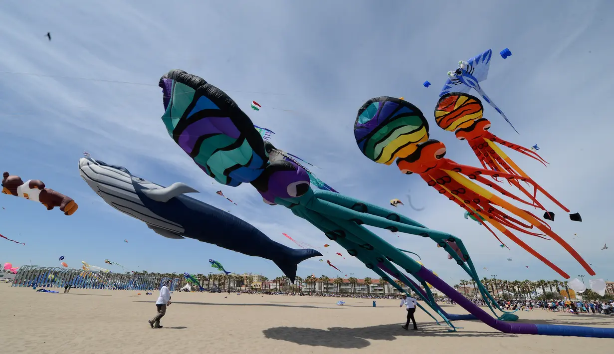 Layang-layang raksasa diterbangkan saat Festival Internacional del Viento (Festival Angin Internasional) di pantai Malvarrosa, di Valencia, Spanyol (23/4). Acara ini diikuti oleh 150 peserta dari berbagai penjuru Eropa. (AFP/Jose Jordan)