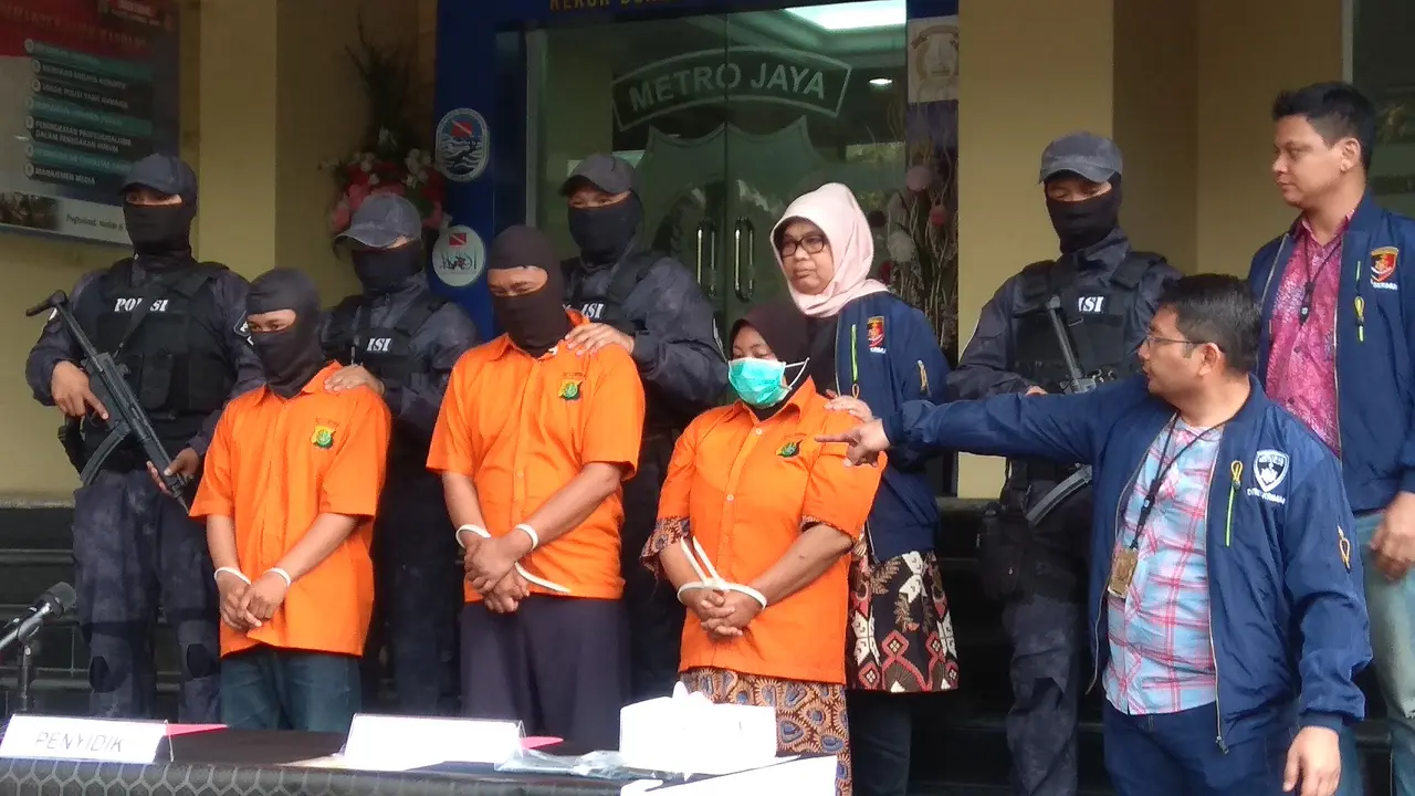 Polisi kembali menangkap 3 tersangka kasus istri membunuh suami dan anak tiri.