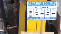 Pengendara melakukan transaksi pembayaran masuk tol saat memasuki tol Tangerang-Jakarta, di kawasan Tangerang, Selasa (4/1/2022). Indonesia akan menerapkan sistem transaksi tol tanpa berhenti atau disebut multi lane free flow (MLFF).  (Liputan6.com/Angga Yuniar)