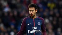 3. Neymar Jr - Licin bagai belut di lapangan. Santos, Barcelona dan PSG menjadi saksi kelihaian pemain 26 tahun ini melewati lawan lewat nutmeg yang bikin kecanduan. (AFP/Franck Fife)
