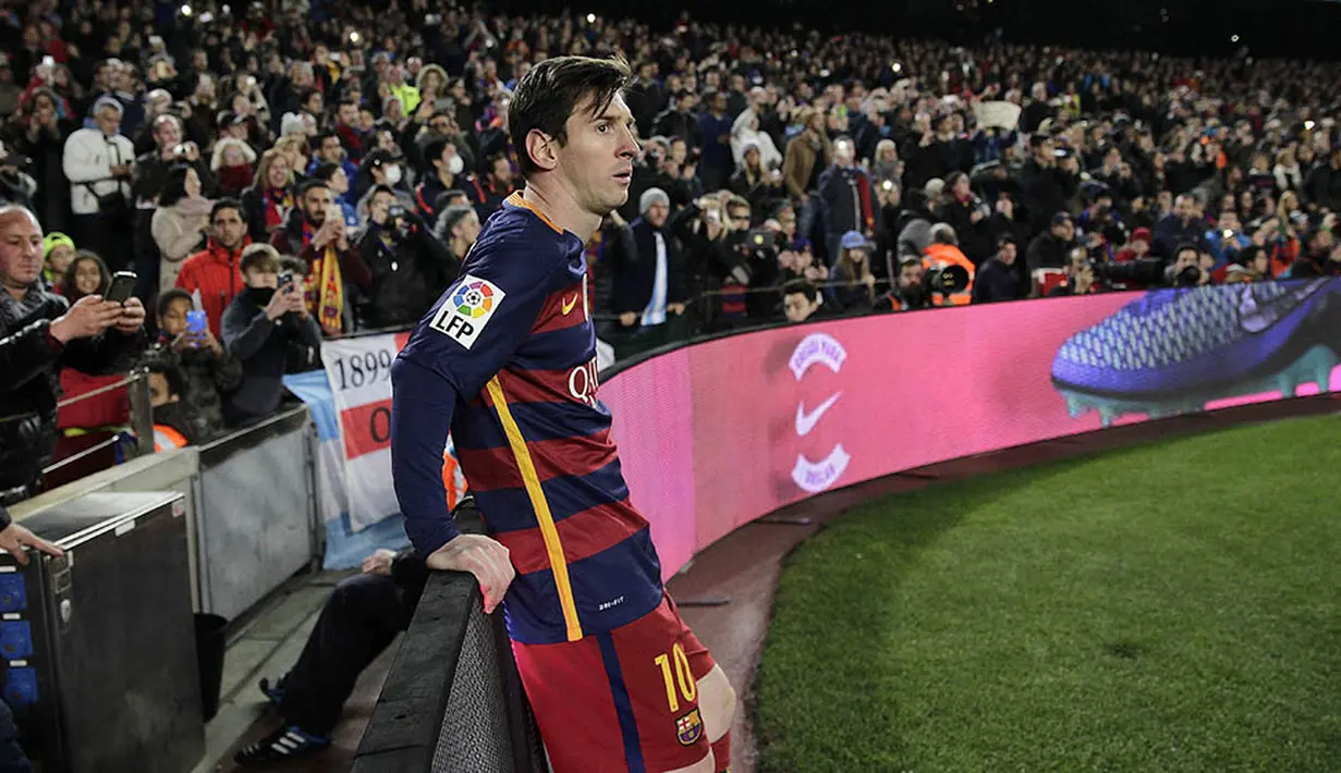 10. Bintang Barcelona, Real Madrid, beristirahat sejenak saat laga La Liga Spanyol melawan Sevilla di Stadion Santiago Camp Nou, Minggu (28/2/2016). Barcelona berhasil menang 2-1 atas Sevilla. (EPA/Alberto Estevez)