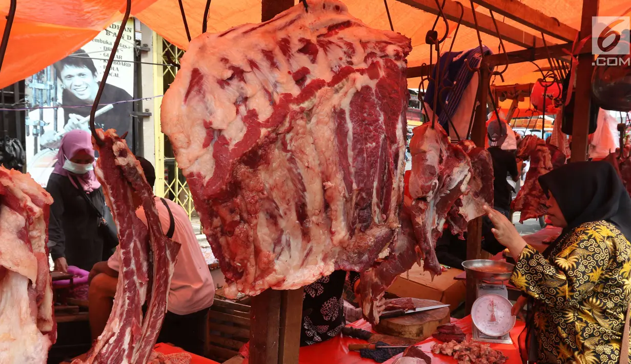 Pembeli memilih daging kerbau dan sapi yang dijual di Pasar Ciledug, Tangerang, Rabu (13/6). Dua hari menjelang Lebaran, pedagang daging musiman menjamur dengan menggelar dagangan di pinggir-pingir jalan. (Liputan6.com/Angga Yuniar)