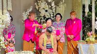 Putra bungsu Presiden Joko Widodo atau Jokowi, Kaesang Pangarep, menjalani prosesi siraman jelang pernikahan. (Tim Media Pernikahan Kaesang-Erina)