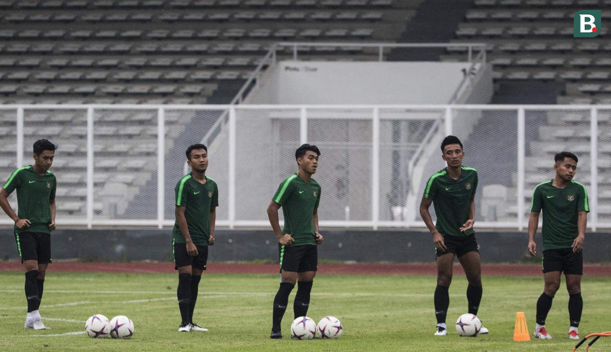 Para pemain Timnas Indonesia saat latihan di Stadion Madya, Jakarta, Minggu (11/11). Latihan ini persiapan jelang laga Piala AFF 2018 melawan Timor Leste. (Bola.com/Vitalis Yogi Trisna)