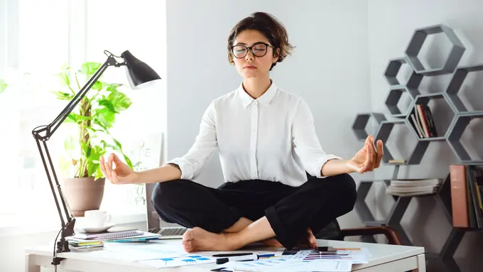 perempuan stres bekerja