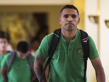 Pemain Timnas Indonesia, Beto Goncalves, bersiap saat akan menuju SUGBK dari Hotel Sultan, Jakarta, Selasa (13/11). Timnas Indonesia akan melawan Timor Leste pada laga Piala AFF 2018. (Bola.com/Vitalis Yogi Trisna)