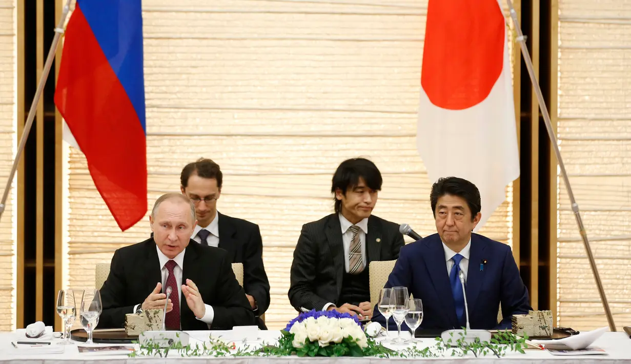 Presiden Rusia Vladimir Putin mengatakan bahwa Rusia mungkin akan merenggangkan aturan bagi warga Jepang untuk mengunjungi pulau di Pasifik yang menjadi sengketa wilayah antara Moskow dan Tokyo, Jepang, Jumat (16/12).  (REUTERS / Tomohiro Ohsumi)