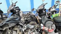 Barang bukti sepeda motor yang terlibat tabrakan beruntun di Jalan MT Haryono, Pancoran, Jakarta, Rabu malam (25/5/2022) kini diamankan di Kantor Subdit Gakkum Ditlantas Polda Metro Jaya. (Liputan6.com/Ady Anugrahadi)