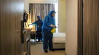 Petugas menyiapkan kamar Hotel Kyriad di Kota Tangerang sebagai lokasi isolasi bagi pasien Covid-19 tanpa gejala. (Liputan6.com/Pramita Tristiawati)