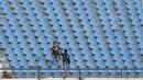 Penonton memanfaatkan suasana sepi dengan berfoto sebelum laga Persib Bandung melawan PS TNI pada lanjutan Liga 1 2017 di Stadion Si Jalak Harupat, Sabtu (05/8/2017). Persib menang 3-1. (Bola.com/Nicklas Hanoatubun)