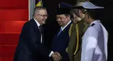 Perdana Menteri Australia Anthony Albanese (kiri) tersenyum setibanya di Bandar Udara Internasional Halim Perdanakusuma di Jakarta pada 14 Mei 2025. (YASUYOSHI CHIBA/AFP)