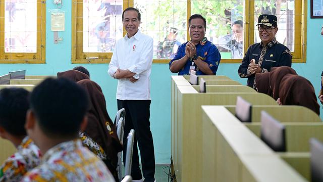Presiden Joko Widodo atau Jokowi melakukan kunjungan ke SMK Negeri 1 (SMKN 1) Tanah Grogot, Kabupaten Paser, Kalimantan Timur (Kaltim).