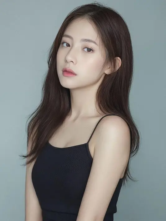 Adhisty Zara tampil mengagumkan warganet. Wajahnya disebut mirip dengan seperti artis Korea. Bahkan Adhisty disebut mirip SNSD hingga Jisoo Blackpink. [Instagram/zaraadhsty]