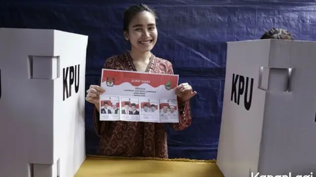 Coblos Ke TPS Bareng Keluarga, Begini Aksi Ayu Ting Ting Saat Pilkada 2018