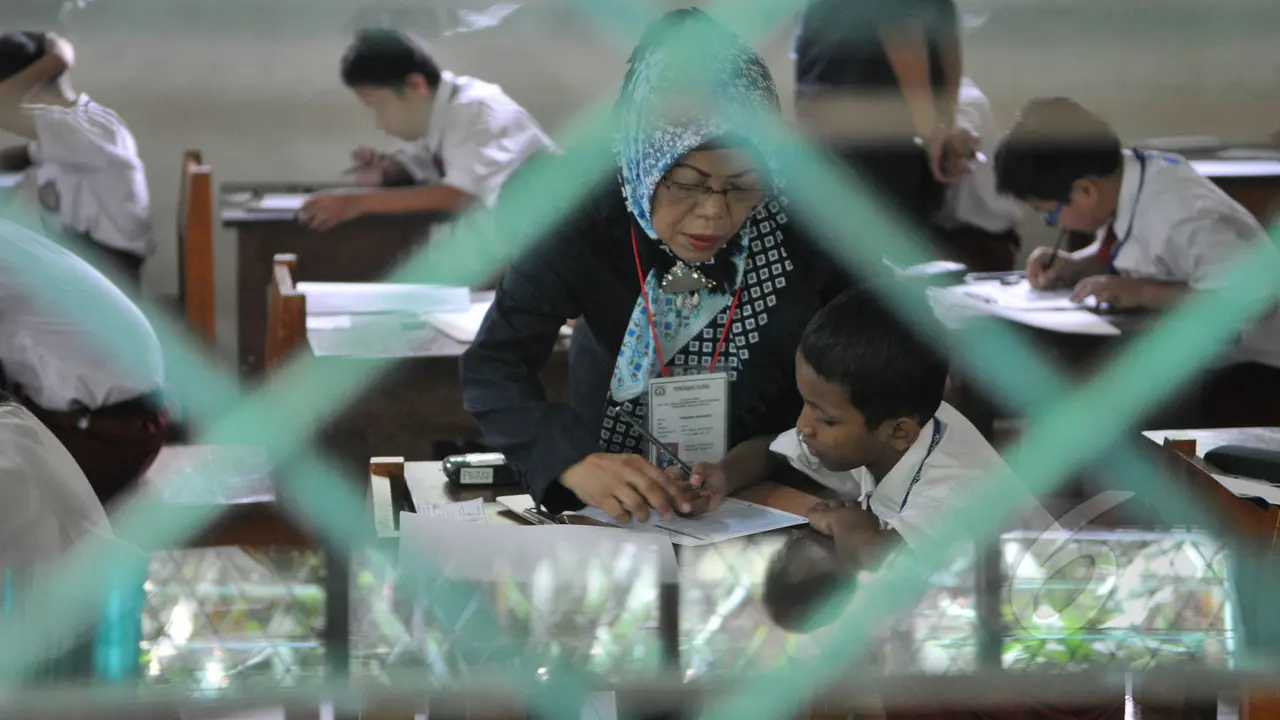 Melihat Pelaksanaan UN Hari Pertama di SDN 04 Jakarta