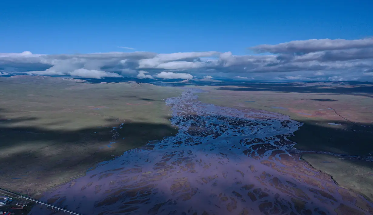Foto dari udara yang diabadikan pada 16 Agustus 2020 ini menunjukkan bagian dari Sungai Tuotuo, hulu dari Sungai Yangtze, di Provinsi Qinghai, China barat laut. (Xinhua/Wu Gang)