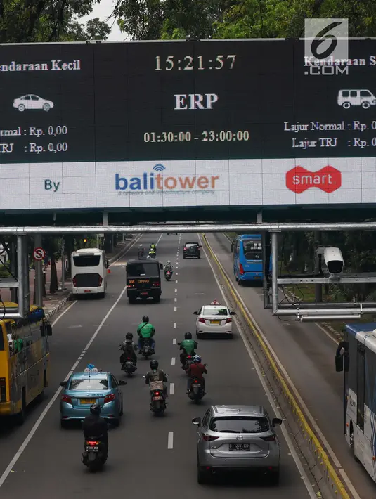 Kendaraan melintas di bawah alat electronic road pricing (ERP) di Jalan Medan Merdeka Barat, Jakarta, Senin (13/11). Pemprov DKI Jakarta akan melakukan uji coba coba sistem jalan berbayar atau ERP secara. (Liputan6.com/Angga Yuniar)