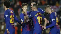 Para pemain Barcelona merayakan gol yang dicetak Paco Alcacer ke gawang Murcia pada babak 32 besar Copa del Rey di Stadion Camp Nou, Barcelona, Rabu (29/11/2017). Barcelona menang 5-0 atas Murcia dan lolos dengan agregat 8-0. (AP/Manu Fernandez)