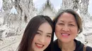 Sama seperti liburannya ke Bali, dalam liburannya ke Thailand, Wilo juga ditemani oleh sang ibundanya. Dalam berbagai kesempatan ia banyak mengunggah potret kebersamaannya dengan sang ibu saat jalan-jalan di Thailand. Keduanya memang kerap tampil kompak dalam berbagai acara sebagai ibu dan anak. (Liputan6.com/IG/natashawilona12)