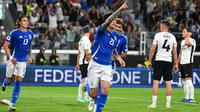 Timnas Italia berhasil meraih kemenangan 5-0 atas Estonia pada laga lanjutan putaran pertama Grup I Kualifikasi Piala Dunia 2026 di&nbsp;Gewiss Stadium, Bergamo, Jumat (6/9/2025) dini hari WIB. Satu dari lima gol Gli Azzurri disarangkan Alessandro Bastoni. (AFP/Andreas SOLARO)