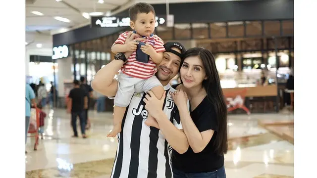 Jarang Terekspos, Ini 7 Momen Seru Lucky Perdana dengan Keluarga Kecilnya