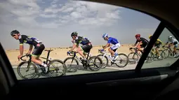 Deretan pebalap saat berlomba di Etape 1 Tour of Qatar 2016 antara Dukhan dan Al Khor Corniche, Qatar, (8/2/2016). (AFP/Eric Feferberg)