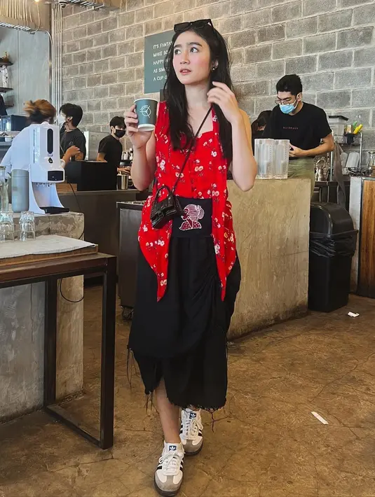 Sleeveless kebaya kutubaru berwarna merah juga cocok dipadukan rok serut dan sneakers. [Instagram/febbyrastanty]