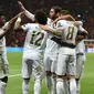 Para pemain Real Madrid merayakan gol yang dicetak Toni Kroos ke gawang Galatasaray pada laga Liga Champions di Stadion Ali Sami Yen Spor, Istanbul, Selasa (22/10). Galatasaray kalah 0-1 dari Madrid. (AFP/Ozan Kose)