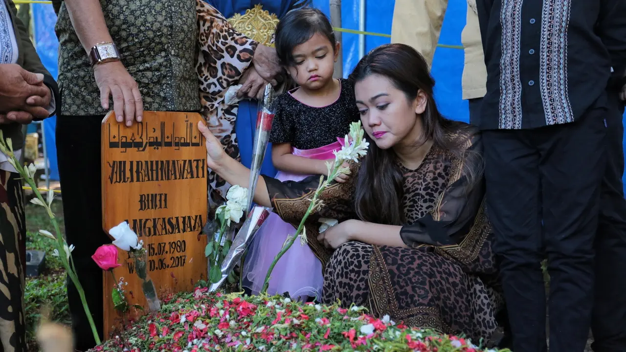 [Bintang] Makan Julia Perez