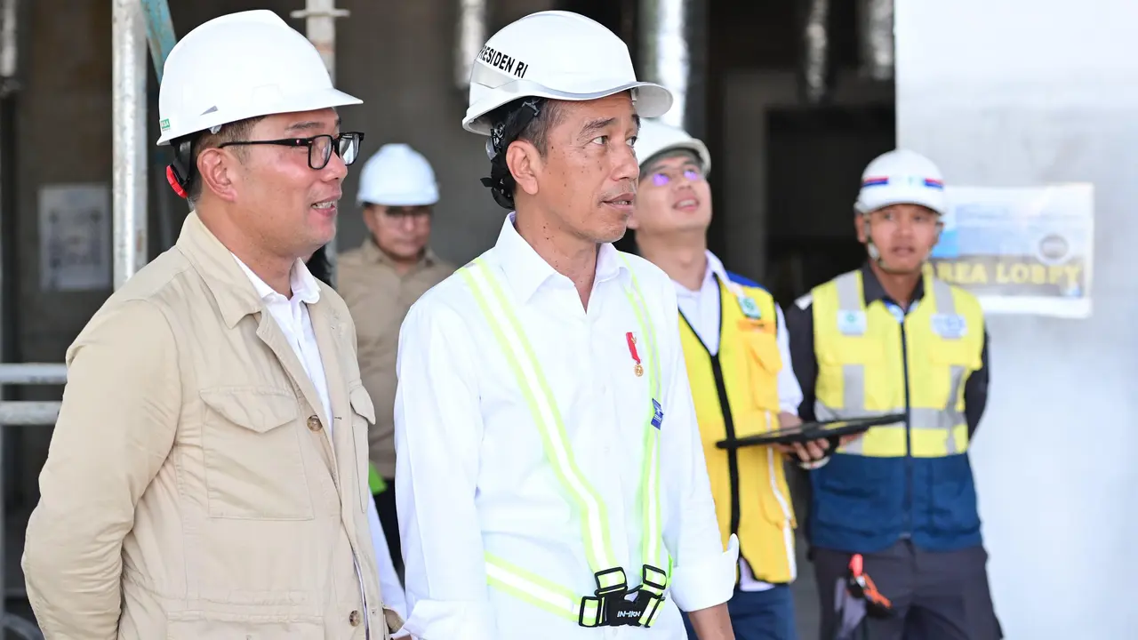 Presiden Jokowi meninjau langsung lapangan upacara berikut Istana Presiden di Kawasan IKN
