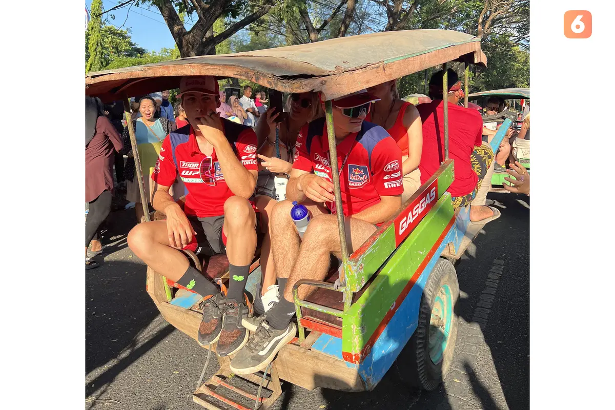 Foto: Momen Keseruan Parade Pembalap MXGP Menaiki Andong Jelang Ajang MXGP Sumbawa 2023 di Sirkuit Samota