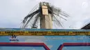 Lokasi ambruknya tiang girder proyek Tol Bekasi-Cawang-Kampung Melayu (Becakayu) dipasangi garis polisi, di dekat Gerbang Tol Kebon Nanas, Jakarta Timur, Selasa (20/2). Kejadian itu mengakibatkan tujuh orang pekerja terluka. (Liputan6.com/Arya Manggala)