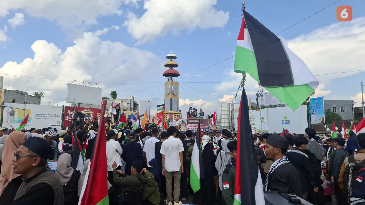 Seribuan massa aksi Bela Palestina Jilid 3 di Tugu Adipura, Bandar Lampung. Foto : (Liputan6.com/Ardi).