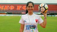 Andi Widya Syadzwina, satu-satunya media officer wanita di klub Liga 1. (Bola.com/Abdi Satria)