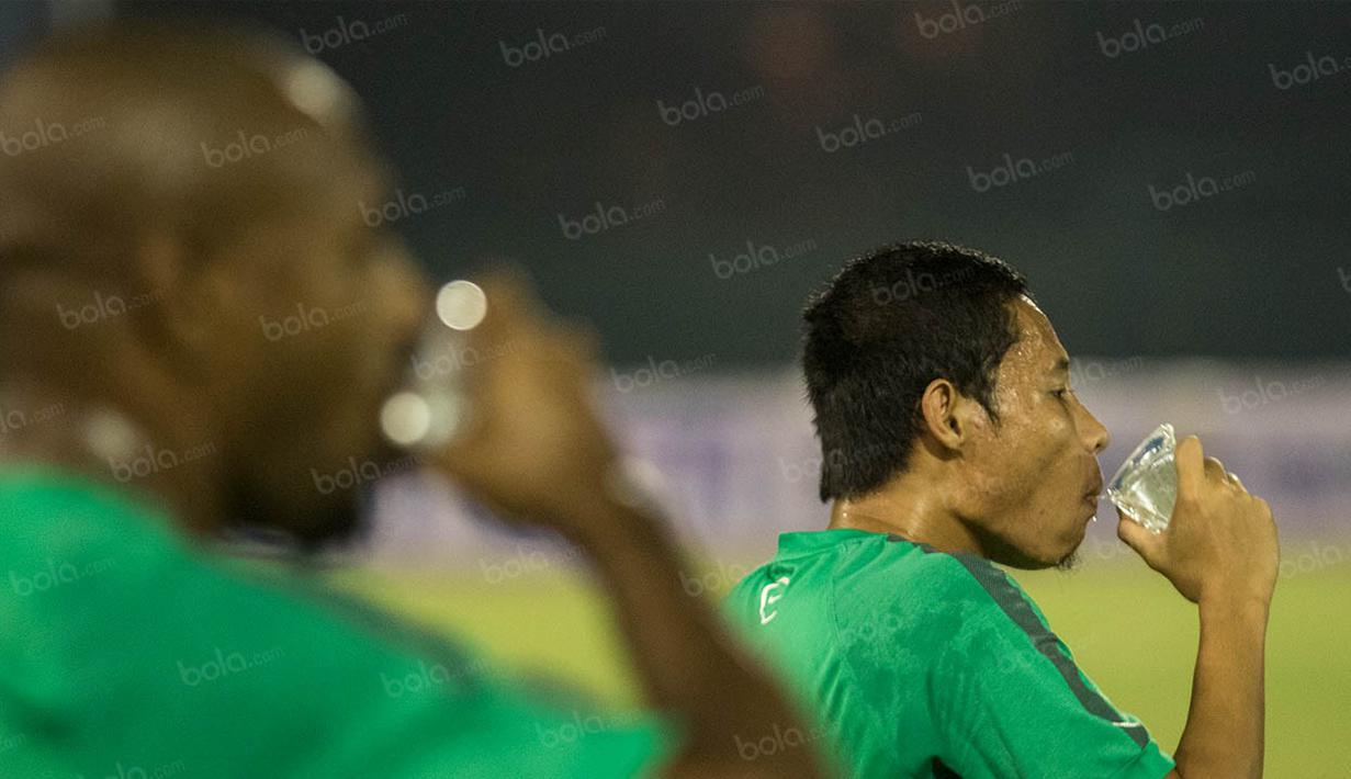 Gelandang timnas Indonesia, Evan Dimas, menghilangkan haus dengan minum air kemasan usai berlatih jelang laga ujicoba melawan Malaysia di Stadion Manahan, Solo, Jawa Tengah, Senin (5/9/2016). (Bola.com/Vitalis Yogi Trisna)