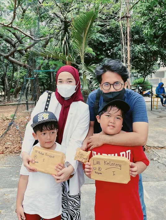 Ayus, seolah mengungkapkan rasa rindunya kepada sang putra. Sambil memeluk anak pertamanya dari belakang, ia tersenyum. (Foto: Instagram/@ririe_fairus)