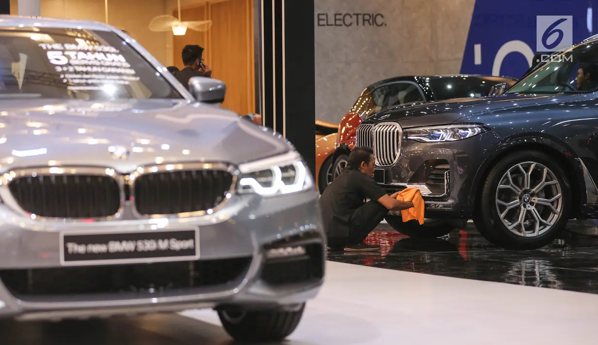 Pekerja membersihan mobil BMW BMW X7 xDrive40i Pure Exchallence di pameran GIIAS 2019, di ICE BSD, Tangerang, Jumat (19/7/2019). Mobil berkapasitas 3,0 liter enam silinder mampu menghembuskan daya hingga 340 Tk pada 5500 sampai 6500 rpm. (Liputan6.com/Fery Pradolo)