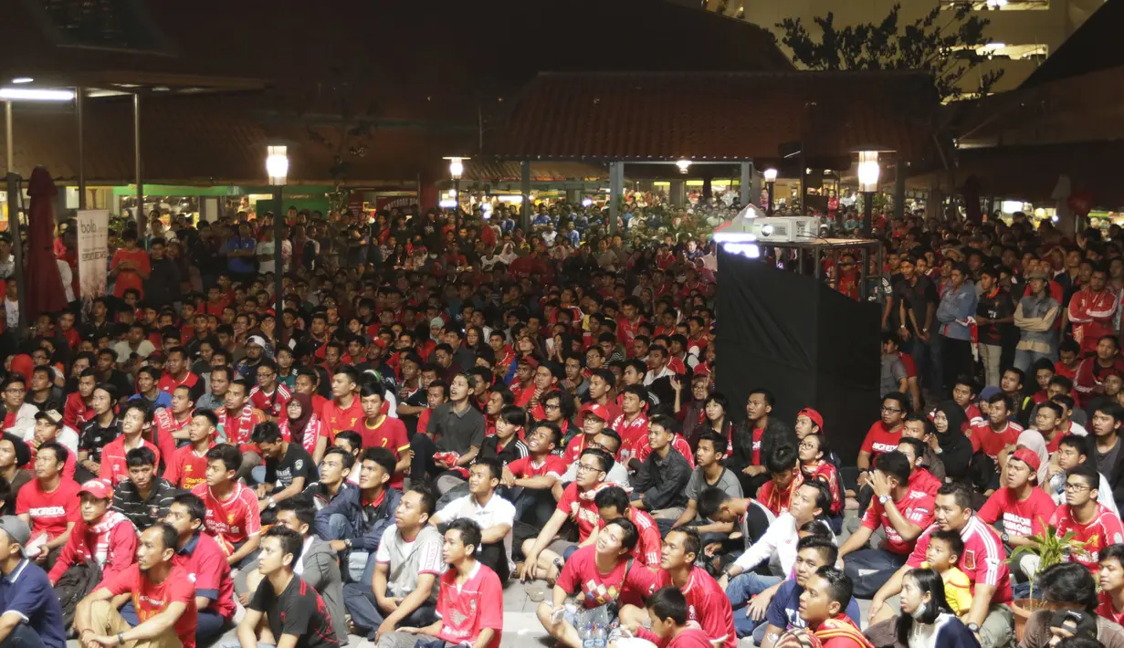 Ratusan penonton memadati Summarecon Mal Bekasi untuk nonton bareng Chelsea melawan Liverpool yang diadakan oleh Bola.com. (Bola.com/Vitalis Yogi Trisna)