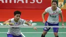 Pebulutangkis Indonesia, Greysia Polii/Apriyani Rahayu mengembalikan kok ke arah Liu Xuan Xuan/Xia Yu Ting (China) pada babak pertama ganda putri Indonesia Masters 2020 di Istora GBK, Jakarta, Rabu (15/1/2020). Greysia Polii/Apriyani unggul 22-24, 21-17, 21-15. (Liputan6.com/Helmi Fithriansyah)