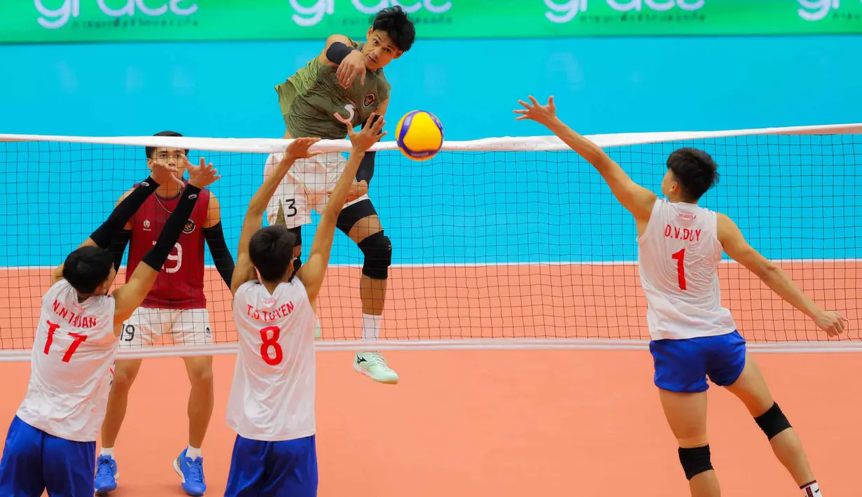 Bertanding di Indoor Stadium Huamark, Bangkok, Thailand, Kamis (18/12/2025), Timnas voli putra Indonesia menang dramatis dengan skor 3-2 (21-25, 20-25, 25-22, 25-19, 15-10). Tampak dalam foto, Timnas pemain voli putra Indonesia, Boy Arnez Arabi (hadap lensa) melakukan smash saat melawan Vietnam di babak semifinal SEA Games 2025 di Indoor Stadium Huamark, Bangkok, Thailand, Kamis (18/12/2025). (Bola.com/Bagaskara Lazuardi)