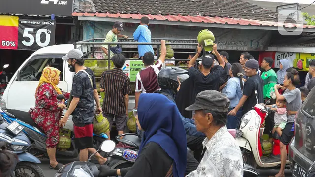 Warga Antre untuk Dapatkan LPG Subsidi 3 Kg