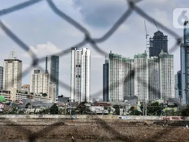 Gedung bertingkat terlihat di kawasan Petamburan, Jakarta, Selasa (23/11/2021). Menteri Keuangan Sri Mulyani Indrawati menyebutkan realisasi pendapatan negara pada Januari-Oktober 2021 naik 18,2 persen year on year (yoy). (merdeka.com/Iqbal S. Nugroho)