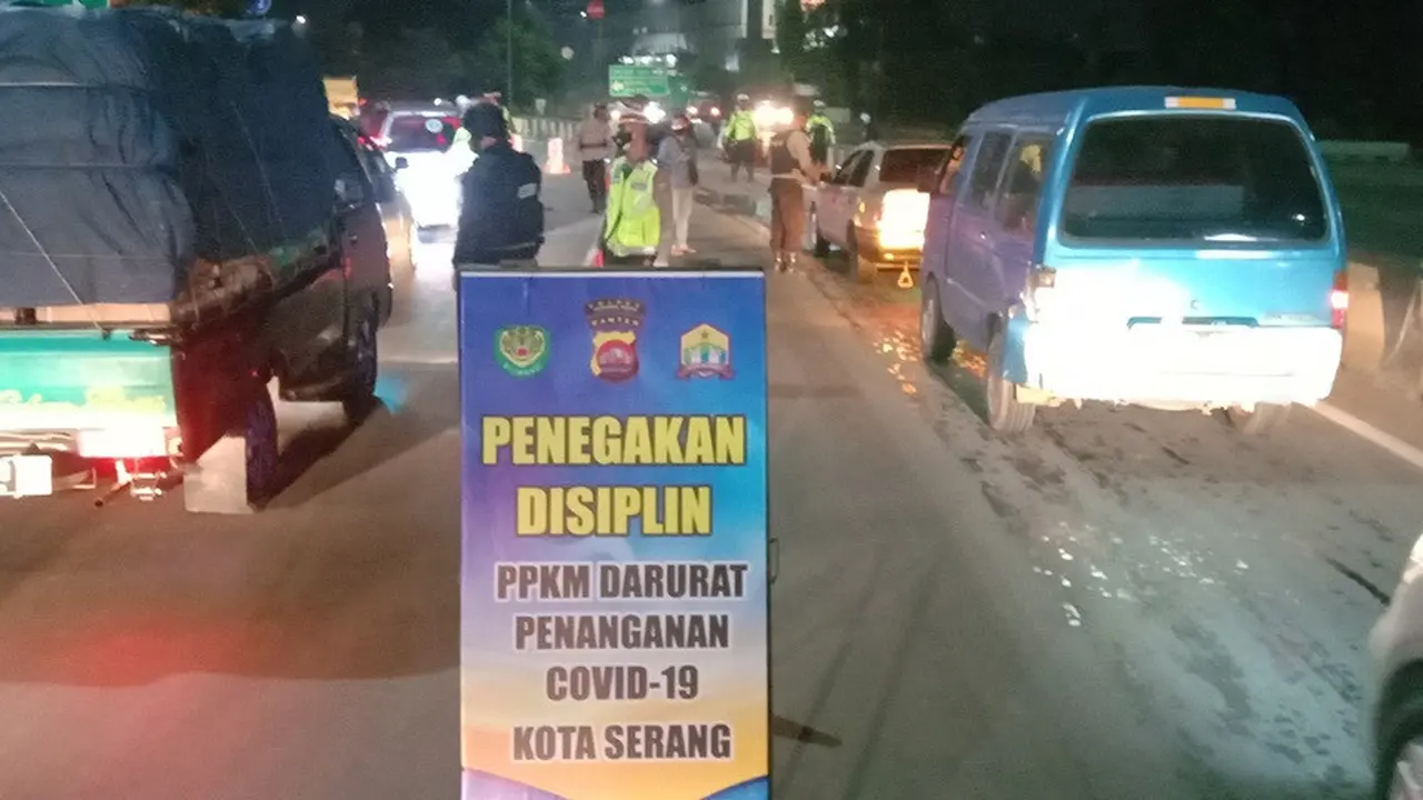 Posko PPKM Darurat di Serang Timur, Banten. (Foto: Liputan6.com/Yandhi Deslatama)