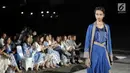 Model membawakan busana rancangan desainer Ghea Panggabean dalam acara budaya perempuan Supreme Indonesia di Silang Monas, Jakarta, Selasa (31/7). Sebanyak 25 koleksi rancangan Ghea ditampilkan dalam acara tersebut. (Liputan6.com/Faizal Fanani)