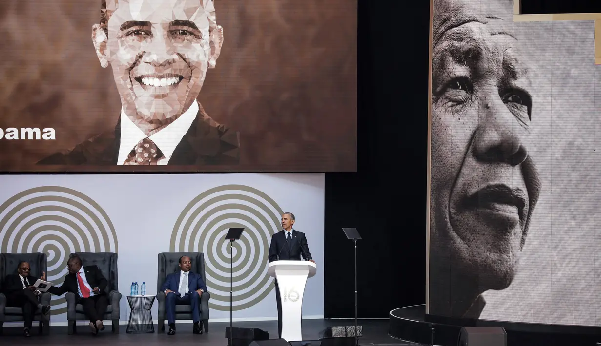 Mantan presiden AS Barack Obama (kanan) berbicara dalam Kuliah Tahunan Nelson Mandela ke-16 di Wanderers Stadium, Johannesburg, Afrika Selatan, Selasa (17/7). Obama mengajak warga dunia untuk menghormati hak asasi manusia (HAM). (MARCO LONGARI/AFP)