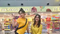 Lihat betapa lucu dan kompaknya Sissy dan Sasha, mereka tampil cantik dengan mengenakan busana warna kuning yang dipadu dengan celana warna hitam. (Foto: instagram.com/sysiio)