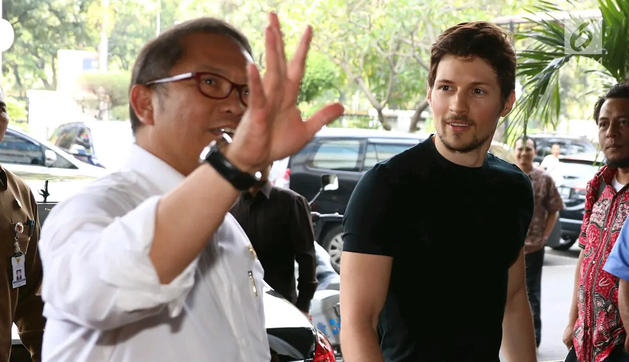 Menkominfo Rudiantara menerima kunjungan pendiri sekaligus CEO Telegram, Pavel Durov setibanya di Kemenkominfo, Jakarta, Selasa (1/8). Kunjungan ini berhubungan dengan pemblokiran 11 Domain Name System (DNS) situs web Telegram. (Liputan6.com/Angga Yuniar)