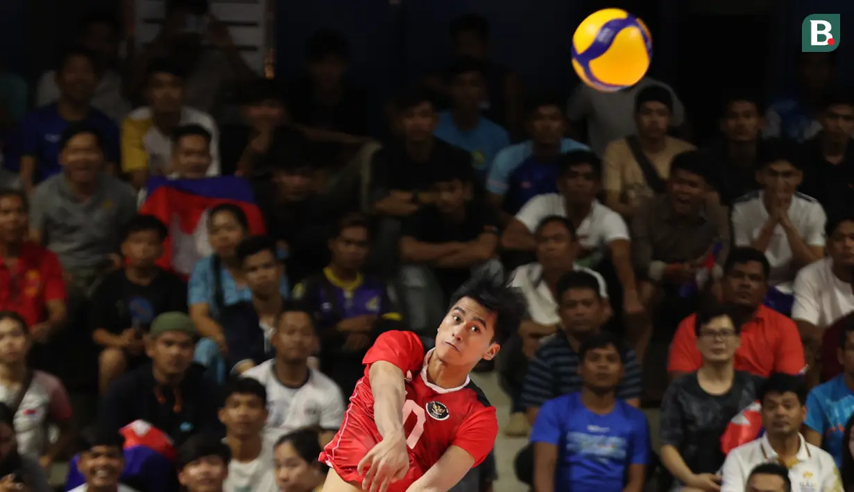 Lagi-lagi spike Fahri Septian menuntaskan perlawanan para pemain Kamboja setelah serve Farhan Halim mampu dikembalikan dan Kamboja yang sempat dua kali melakukan serangan. 5-0 untuk Indonesia. (Bola.com/Abdul Aziz)